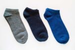 tres calcetines de color gris negro y azul